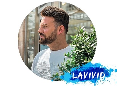 IS ELTON JOHN WEARING A WIG?