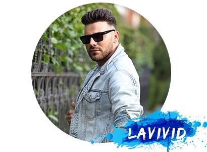 Does Thomas Jeffery Hanks wear a hairpiece?