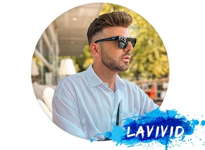 Does the TV Personality Clinton Kelly wear a toupee?